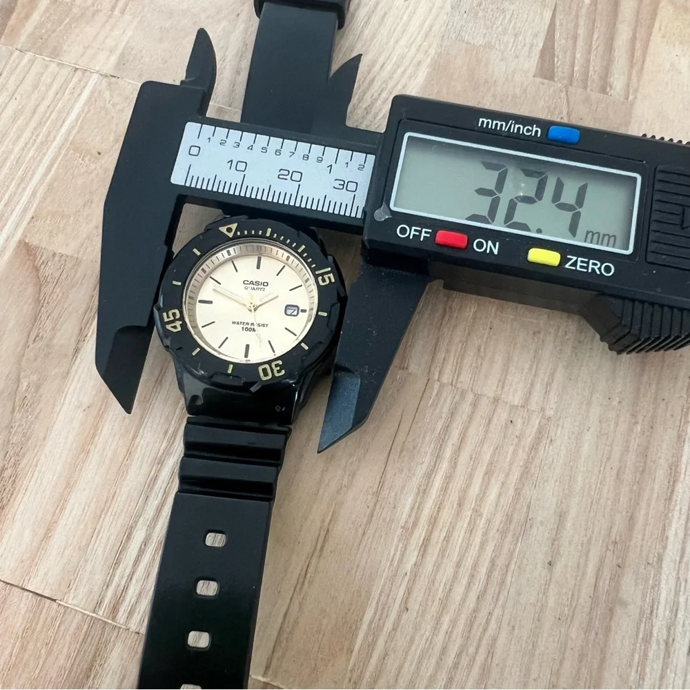Casio ladies black and gold tone sporty watch NEW BATTERY